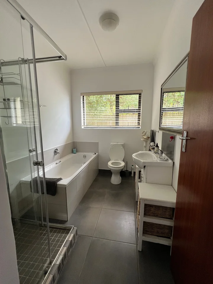 Full bathroom 1 image 1